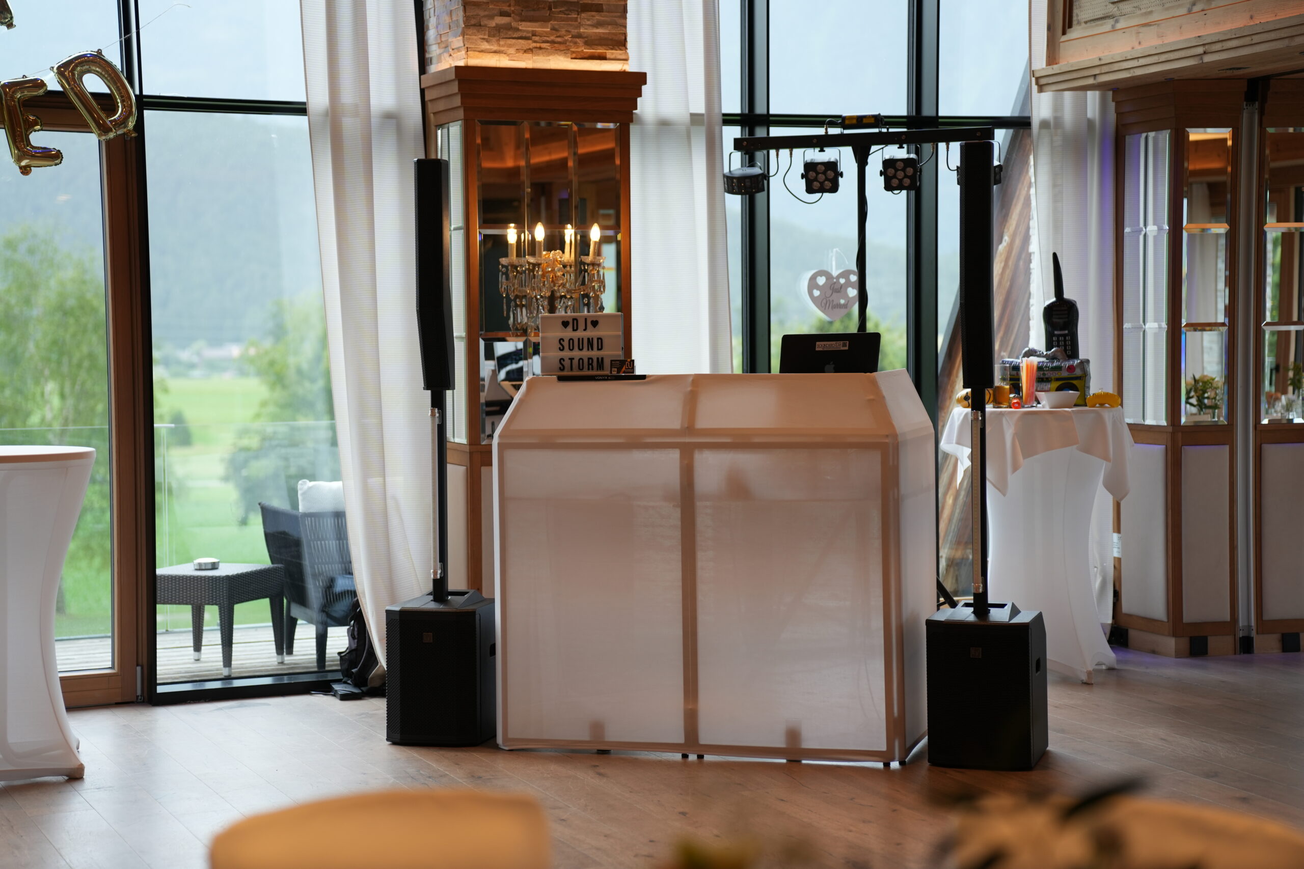 Aufbau am Nachmittag, Dj Tisch, Sälenlautsprecher, Acessoires, Hintergrundbeleuchtung, Laser, DJ Soundstorm, Hotel Schwarz, Stoettlalm