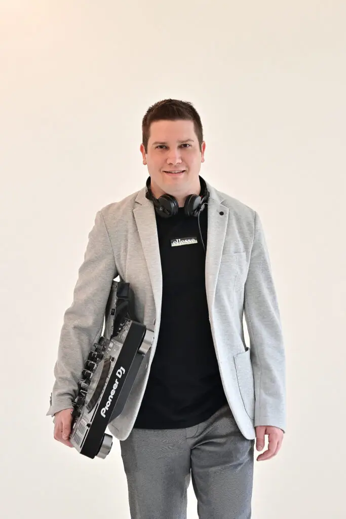 DJ mit DJ Controller unter dem Arm & Headphones Hochzeit Montafon Tirol Liechtenstein Schweiz