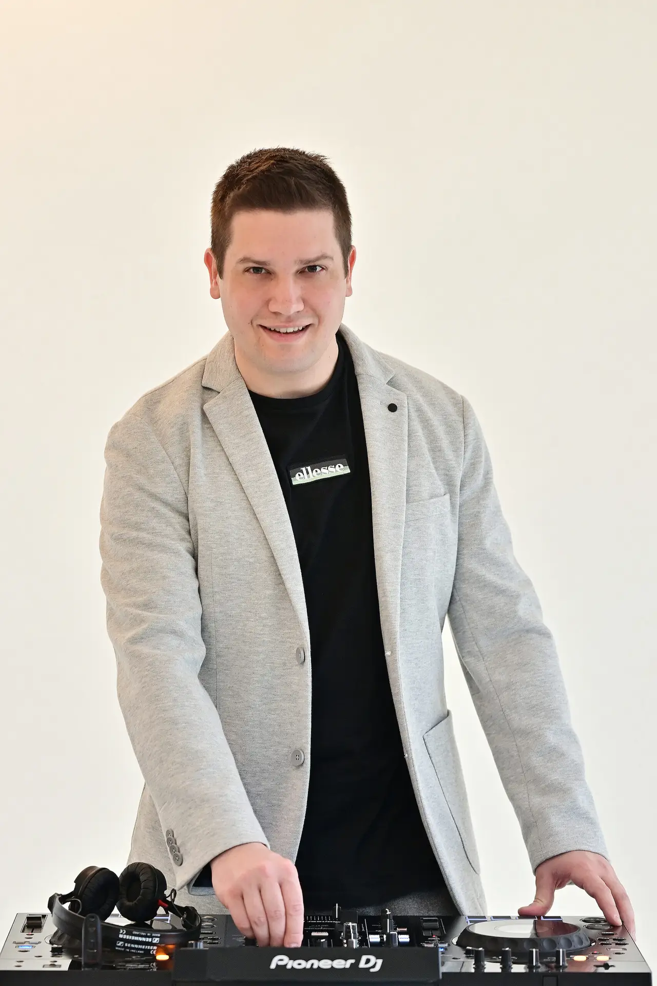 DJ Soundstorm am DJ Controller, Sakko, Hochzeit, Walsertal, Bregenzerwald, Pioneer DJ, Premium, Erfahrung