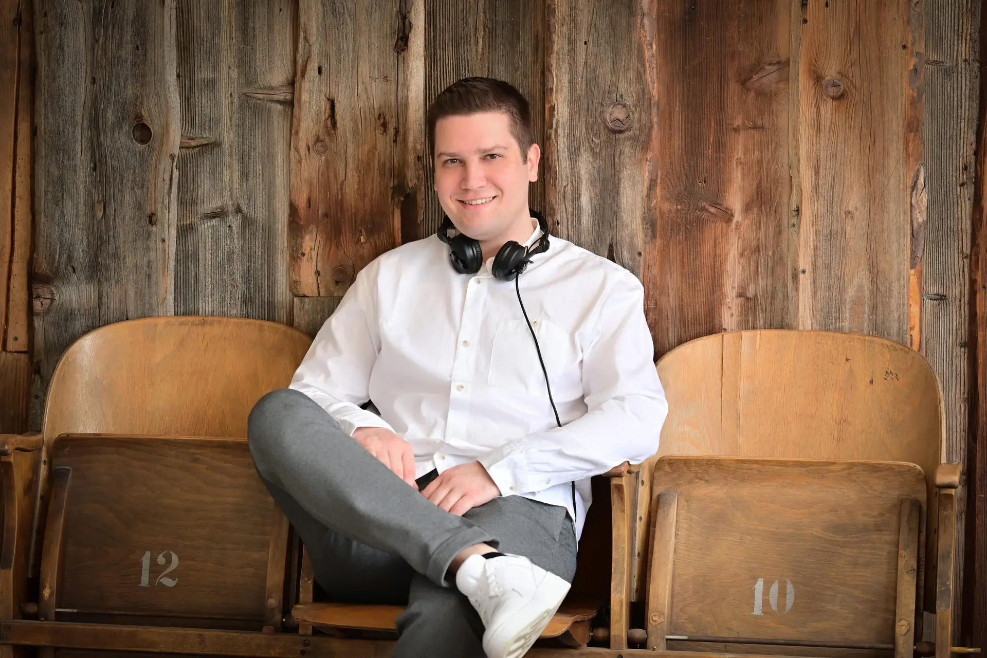 DJ auf alten Sesseln, gemütliche Pose, Hochzeit in den Bergen, Professioneller Hochzeits-DJ
