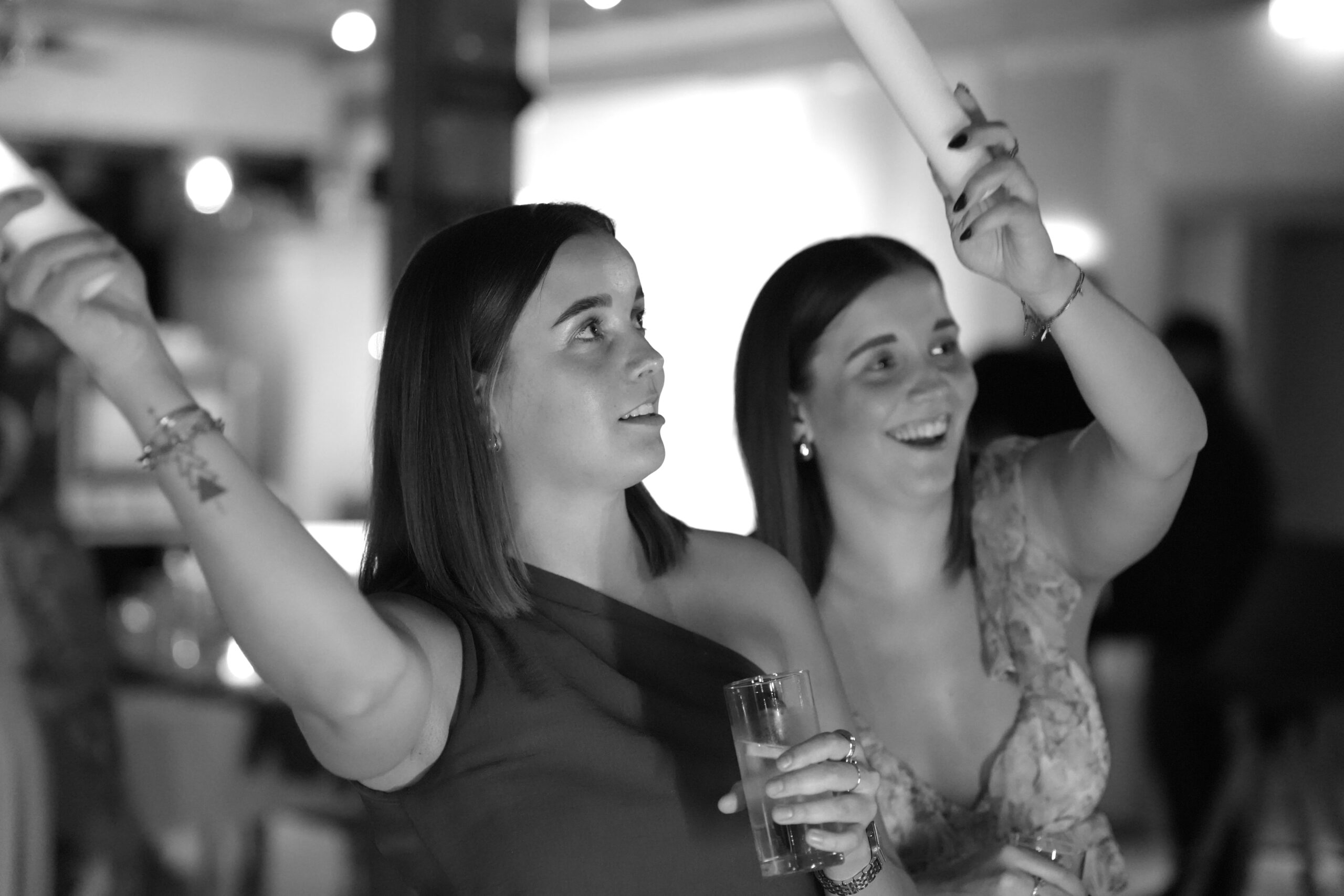 twins, Zwillinge, Light sticks, Leuchtsticks, Leuchtstäbe, Smile, Fun, Party DJ, Drinking, having fun, Montafon, Schruns, Tschagguns, Latschau, Vandans, St. Anton, Gantschier